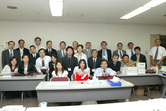 PMシンポジウム2005の当日の運営スタッフとの記念写真