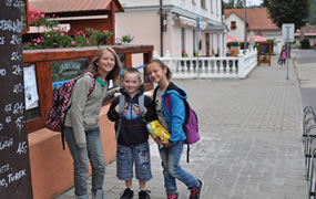 VRANOV NAD DYJIの街で出会った、小学校へ登校途中の子供達、屈託のない、笑顔で幸せな気分にしてくれます。