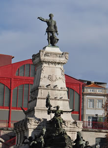 ポルト市内に建つエンリケ航海王子の像