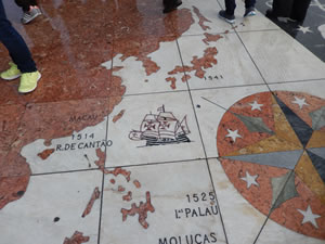 発見のモニュメントの足元に世界地図があり、ポルトガルが発見(？)した国と年度が書かれている。