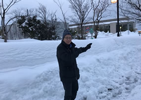 宿舎前の雪に埋まったバス停