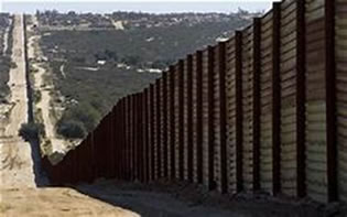 出典：トランプ大統領のメキシコ国境フェンス
fences+between+california+and+mexico&fr=uh3_news_web_
