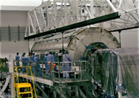 宇宙センター到着後に「きぼう」船内実験室の整備を行っているところ