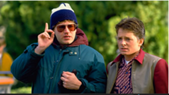 出典：右・主役　マイケル　J　フォックス 左・監督　ロバート・ゼメキス